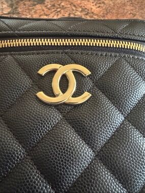 Chanel
Small Top Handle Vanity Case
